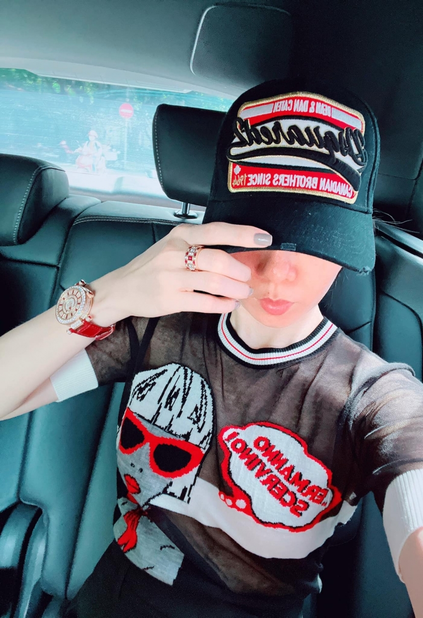 Lệ Quyên lên đồ buông lơi, thoải mái tạo dáng trong xế hộp. Ảnh: FBNV Lệ Quyên lên đồ buông lơi, thoải mái tạo dáng trong xế hộp. Ảnh: FBNV