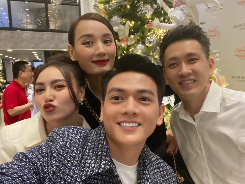 Ninh Dương Lan Ngọc được hội bạn thân nô nức đến chúc mừng ngày khai trương cửa hàng mới. Ảnh: FBNV Ninh Dương Lan Ngọc được hội bạn thân nô nức đến chúc mừng ngày khai trương cửa hàng mới. Ảnh: FBNV