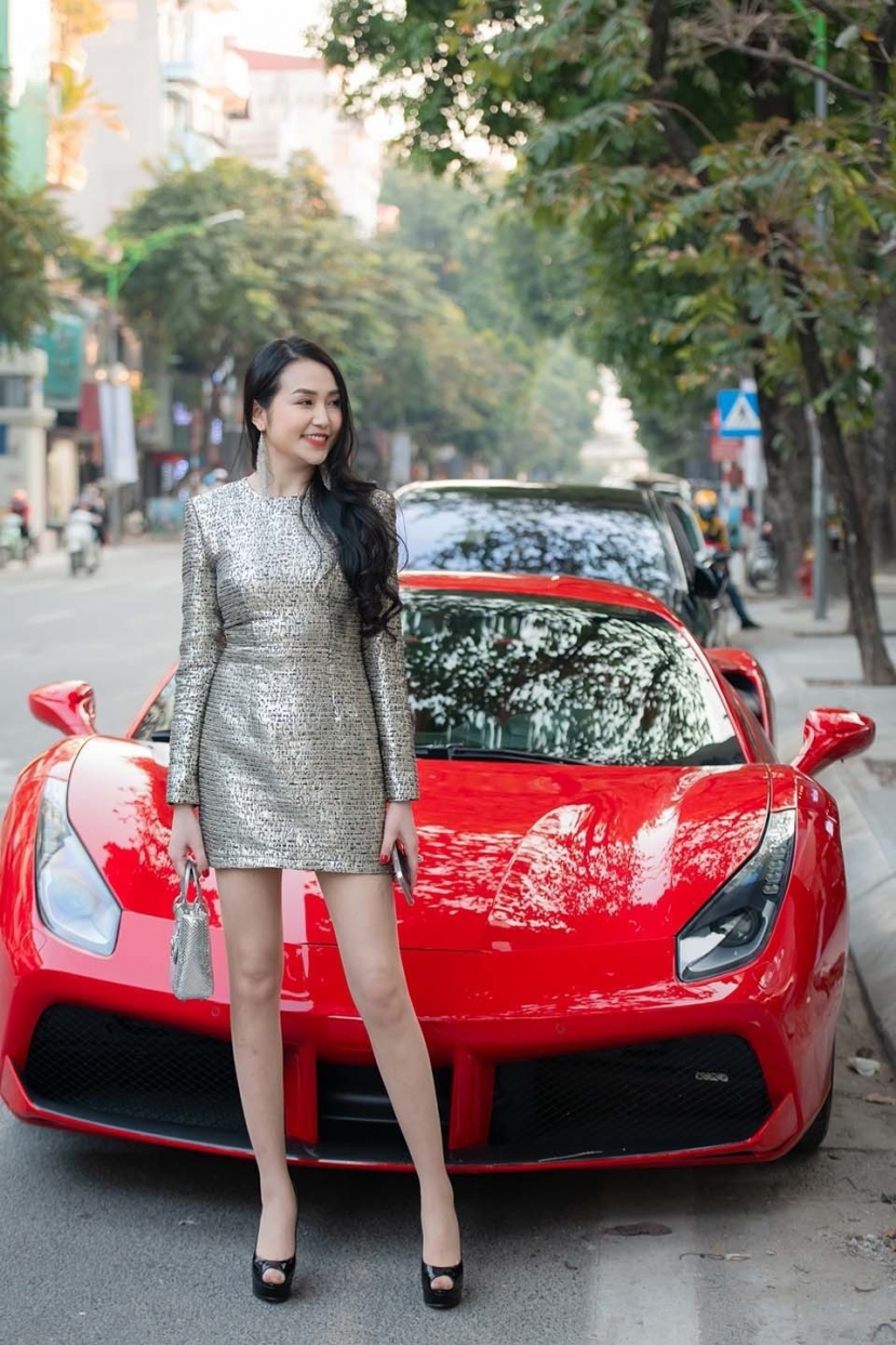 Bà xã Tuấn Hưng là người nhạy bén, rất giỏi trong công việc kinh doanh. Ảnh: Internet Bà xã Tuấn Hưng là người nhạy bén, rất giỏi trong công việc kinh doanh. Ảnh: Internet