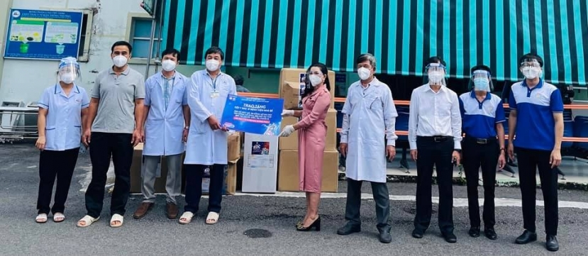 Hình ảnh nữ doanh nhân Kim Oanh hỗ trợ tại 1 bệnh viện được MC Quyền Linh đăng tải. Ảnh: FBNV Hình ảnh nữ doanh nhân Kim Oanh hỗ trợ tại 1 bệnh viện được MC Quyền Linh đăng tải. Ảnh: FBNV