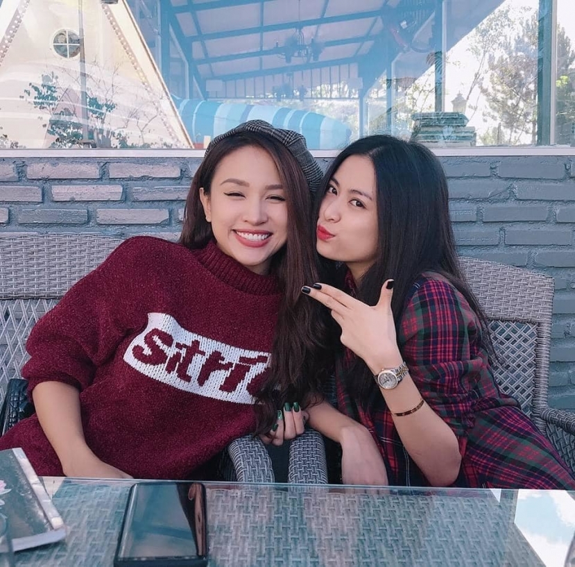 Hoàng Thùy Linh và Vân Hugo trẻ trung, xinh đẹp dù đã qua tuổi 30. Ảnh: FBNV Hoàng Thùy Linh và Vân Hugo trẻ trung, xinh đẹp dù đã qua tuổi 30. Ảnh: FBNV