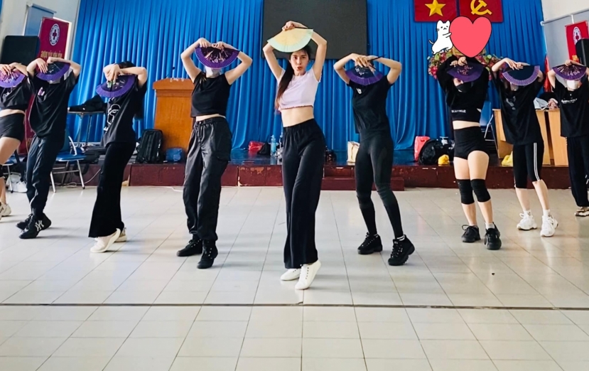 Thủy Tiên để lộ eo thon, đập tan cả những tin đồn về chuyện bầu bí. Ảnh: FBNV Thủy Tiên để lộ eo thon, đập tan cả những tin đồn về chuyện bầu bí. Ảnh: FBNV