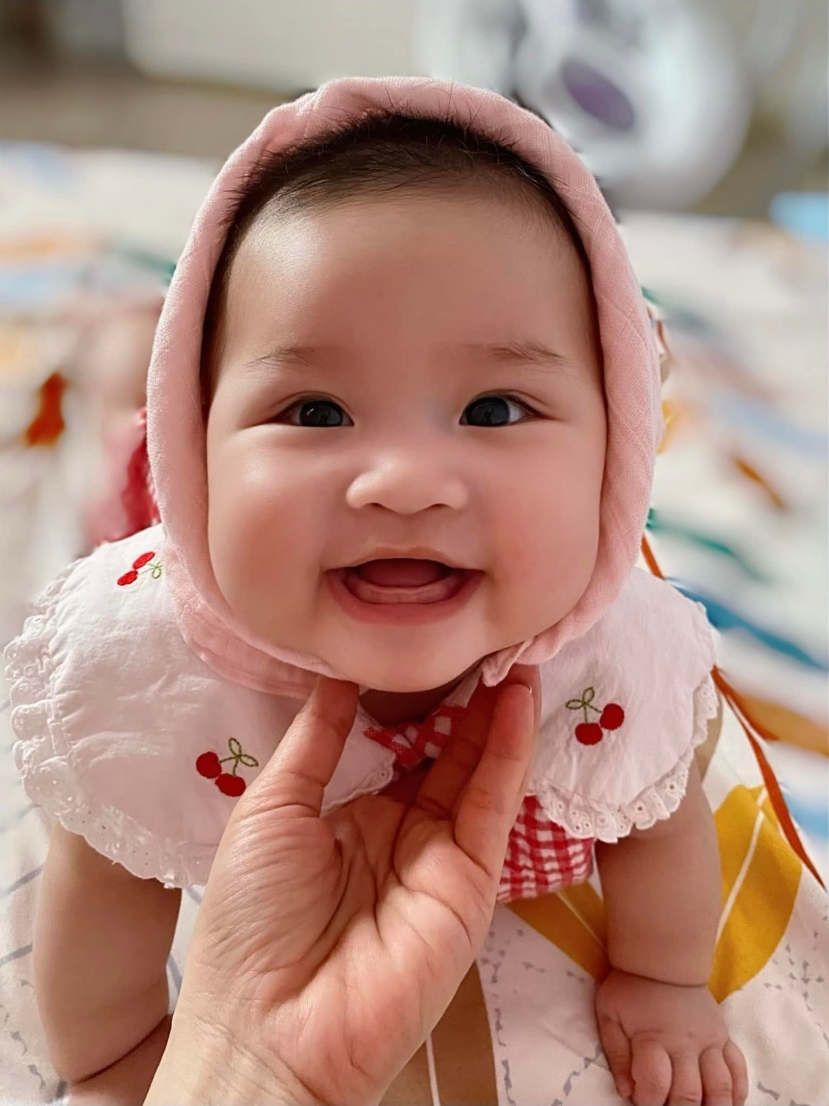 Vẻ bụ bẫm, đáng yêu của con gái Vy Oanh. Ảnh: FBNV Vẻ bụ bẫm, đáng yêu của con gái Vy Oanh. Ảnh: FBNV
