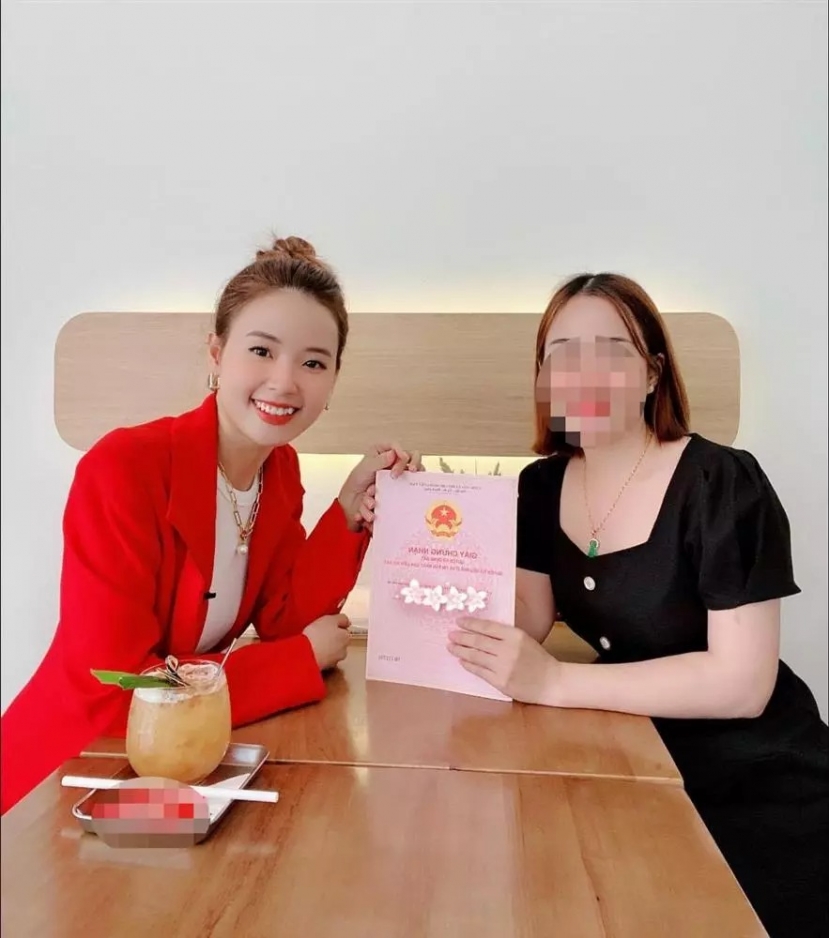 Midu chụp hình bên các khách hàng của mình. Ảnh: FBNV Midu chụp hình bên các khách hàng của mình. Ảnh: FBNV
