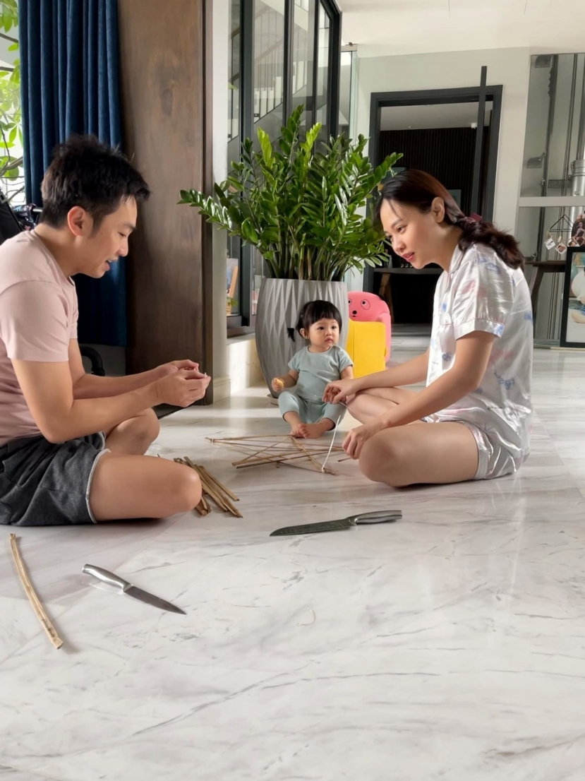 Vợ chồng Cường Đô La và Đàm Thu Trang không thiếu những khoảnh khắc bình dị bên trong căn biệt thự triệu đô. Ảnh: FBNV Vợ chồng Cường Đô La và Đàm Thu Trang không thiếu những khoảnh khắc bình dị bên trong căn biệt thự triệu đô. Ảnh: FBNV