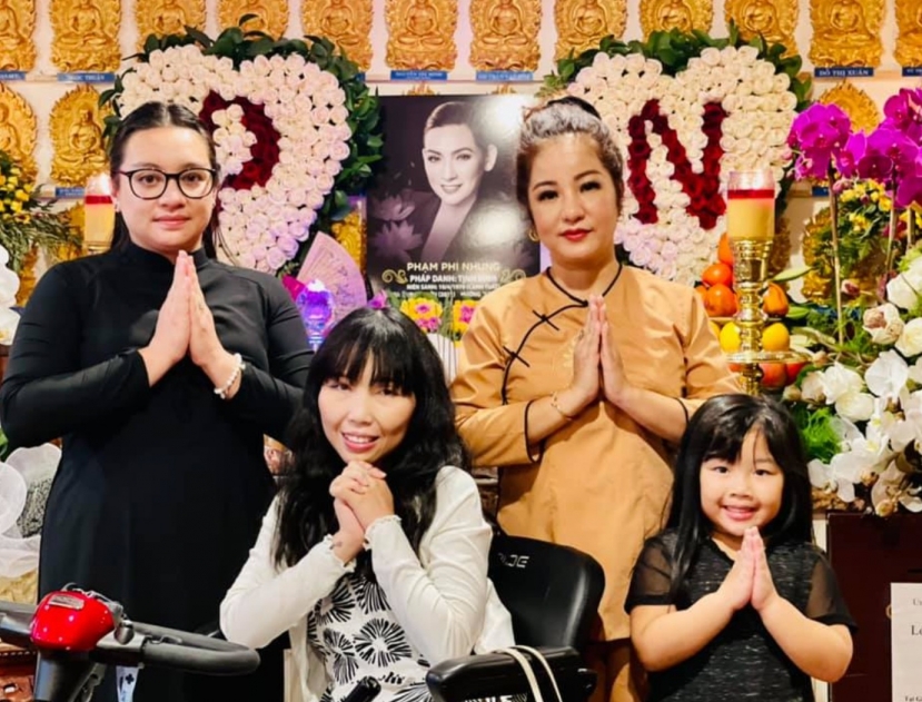 Thúy Nga đến viếng Phi Nhung trong lễ 49 ngày của cố ca sĩ. Ảnh: FBNV Thúy Nga đến viếng Phi Nhung trong lễ 49 ngày của cố ca sĩ. Ảnh: FBNV