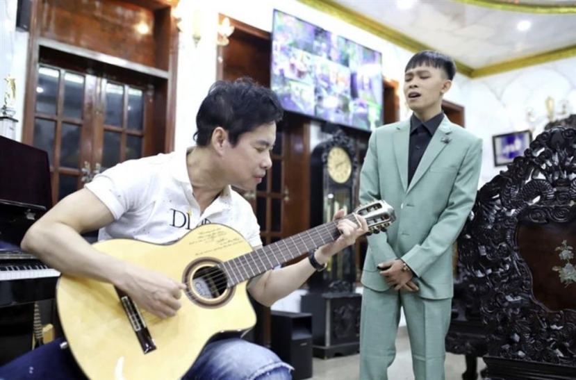 Hồ Văn Cường nhận được sự giúp đỡ quý báu của Ngọc Sơn. Ảnh: FBNV Hồ Văn Cường nhận được sự giúp đỡ quý báu của Ngọc Sơn. Ảnh: FBNV