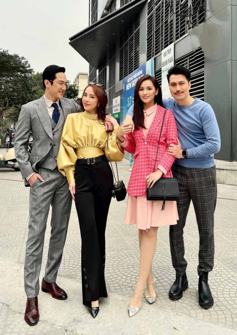 Quỳnh Nga 'nên đôi' với chồng cũ Thu Quỳnh, chẳng ngại tình tứ ngay trước mặt Việt Anh - Ảnh 1 Quỳnh Nga 'nên đôi' với chồng cũ Thu Quỳnh, chẳng ngại tình tứ ngay trước mặt Việt Anh - Ảnh 1