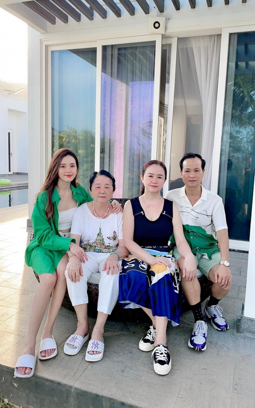 Gia đình cực phẩm của Midu. Ảnh: FBNV Gia đình cực phẩm của Midu. Ảnh: FBNV