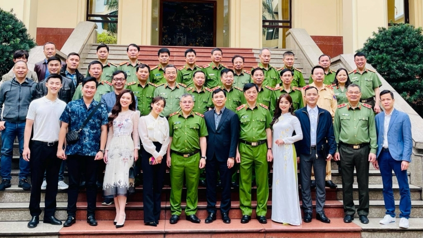 Dàn diễn viên Phố trong làng nhận vinh dự đặc biệt. Ảnh: Internet Dàn diễn viên Phố trong làng nhận vinh dự đặc biệt. Ảnh: Internet