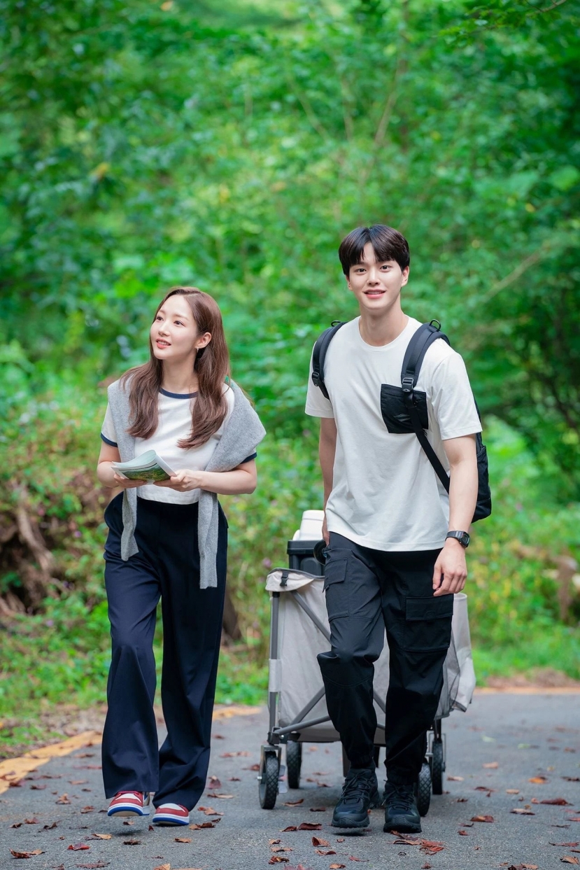 Top 5 phim Hàn đề tài hẹn hò chốn công sở trên Netflix: Hot nhất là phim của trai đẹp Ahn Hyo Seop - Ảnh 6 Top 5 phim Hàn đề tài hẹn hò chốn công sở trên Netflix: Hot nhất là phim của trai đẹp Ahn Hyo Seop - Ảnh 6