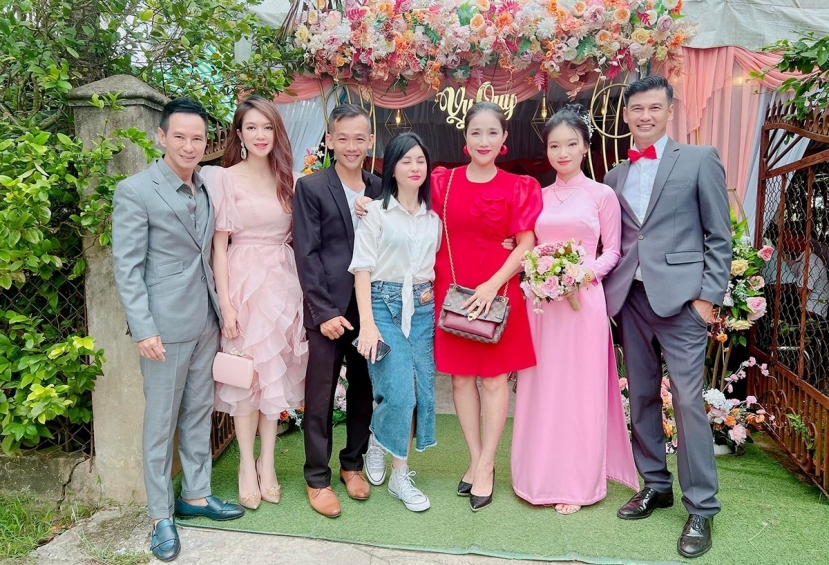 Nhiều đồng nghiệp đến chung vui cùng vợ chồng Tiết Cương. Ảnh: FBNV Nhiều đồng nghiệp đến chung vui cùng vợ chồng Tiết Cương. Ảnh: FBNV