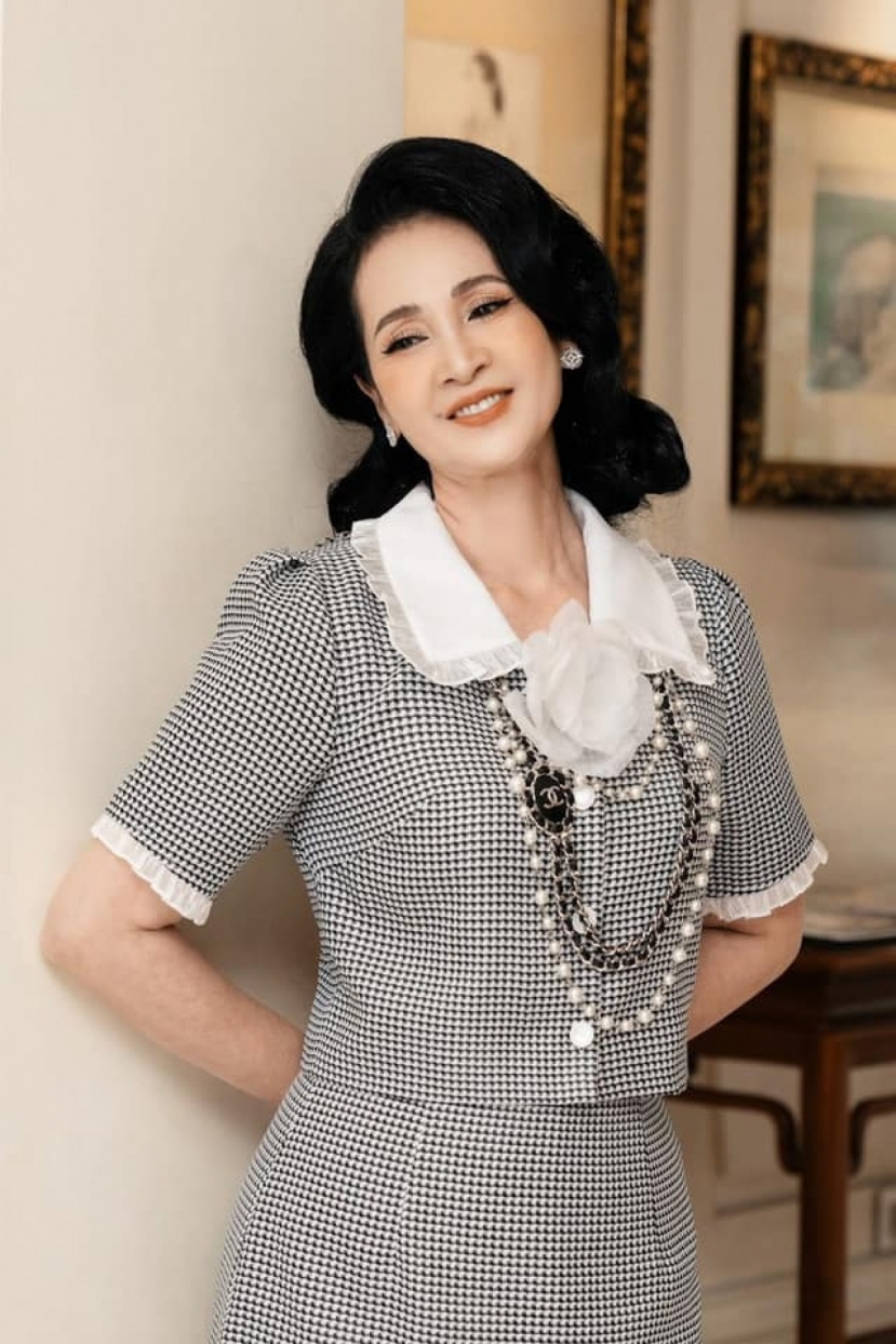 Xả vai mẹ chồng tai quái màn ảnh, NSND Lan Hương hiện diện quý phái với thần thái cực 'đỉnh' - Ảnh 2 Xả vai mẹ chồng tai quái màn ảnh, NSND Lan Hương hiện diện quý phái với thần thái cực 'đỉnh' - Ảnh 2
