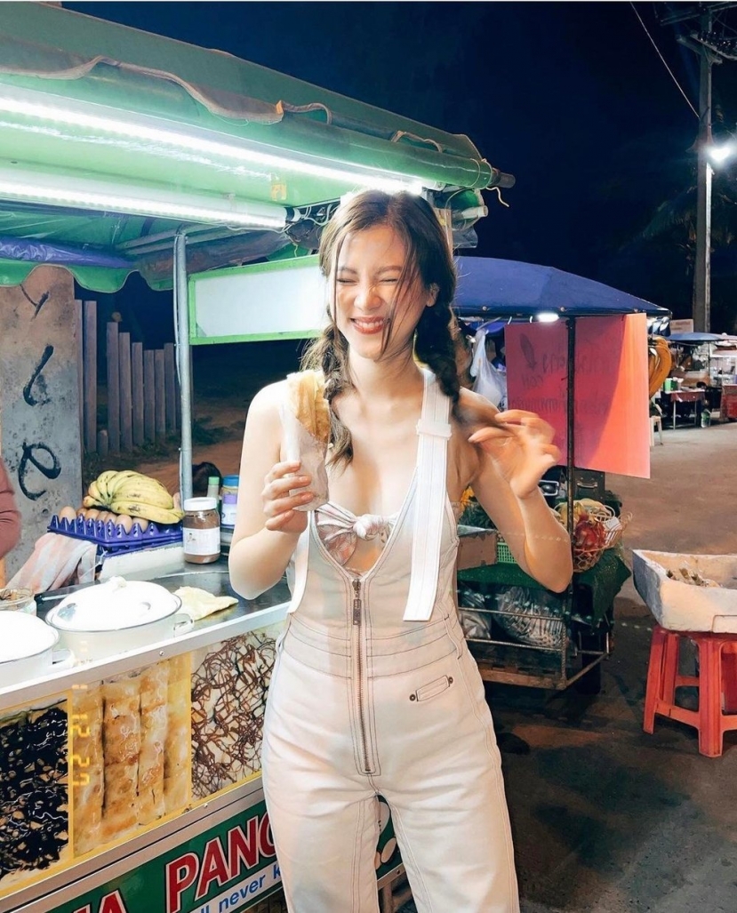 Baifern Pimchanok đi chợ ăn hàng cũng có cả 'rổ' ảnh đẹp gây xao xuyến - Ảnh 2 Baifern Pimchanok đi chợ ăn hàng cũng có cả 'rổ' ảnh đẹp gây xao xuyến - Ảnh 2
