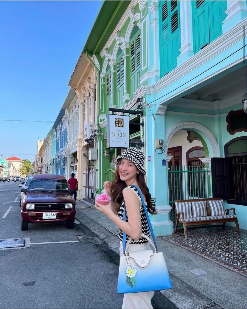 Baifern Pimchanok đi chợ ăn hàng cũng có cả 'rổ' ảnh đẹp gây xao xuyến - Ảnh 4 Baifern Pimchanok đi chợ ăn hàng cũng có cả 'rổ' ảnh đẹp gây xao xuyến - Ảnh 4