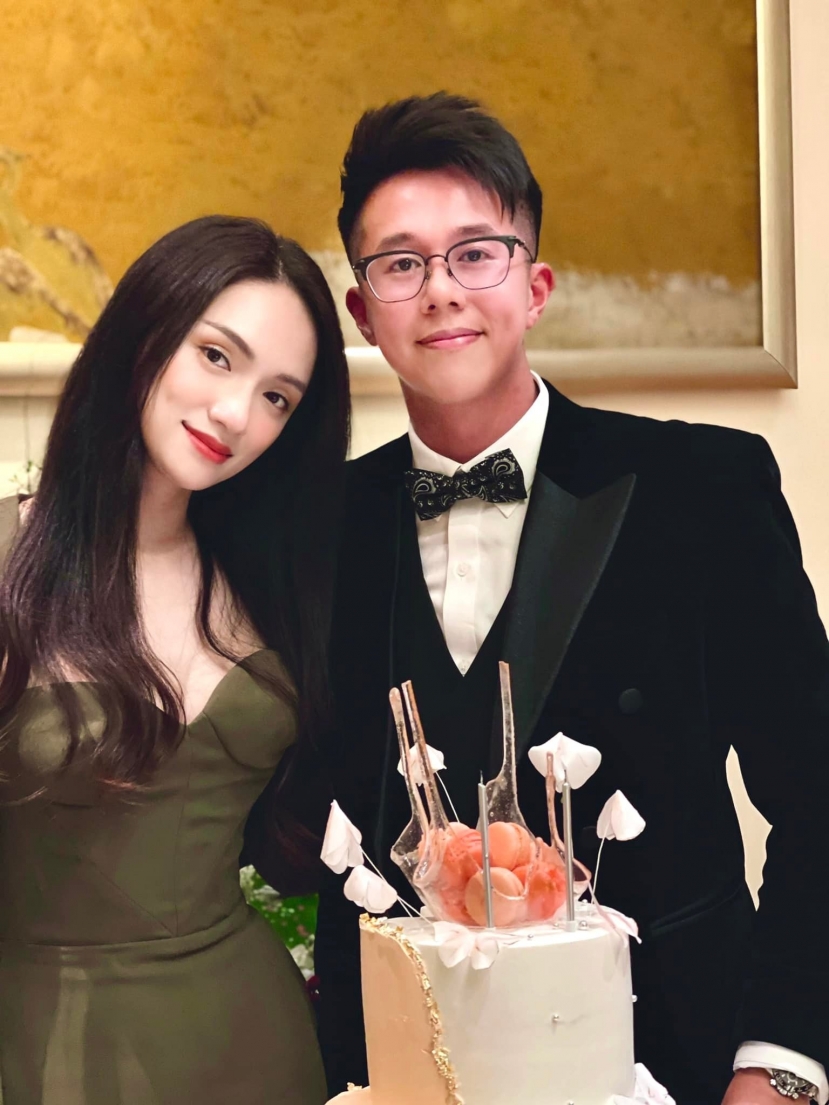 Sau nhiều ồn ào và biến cố, cả hai vẫn chọn nắm tay nhau (Ảnh FBNV) Sau nhiều ồn ào và biến cố, cả hai vẫn chọn nắm tay nhau (Ảnh FBNV)