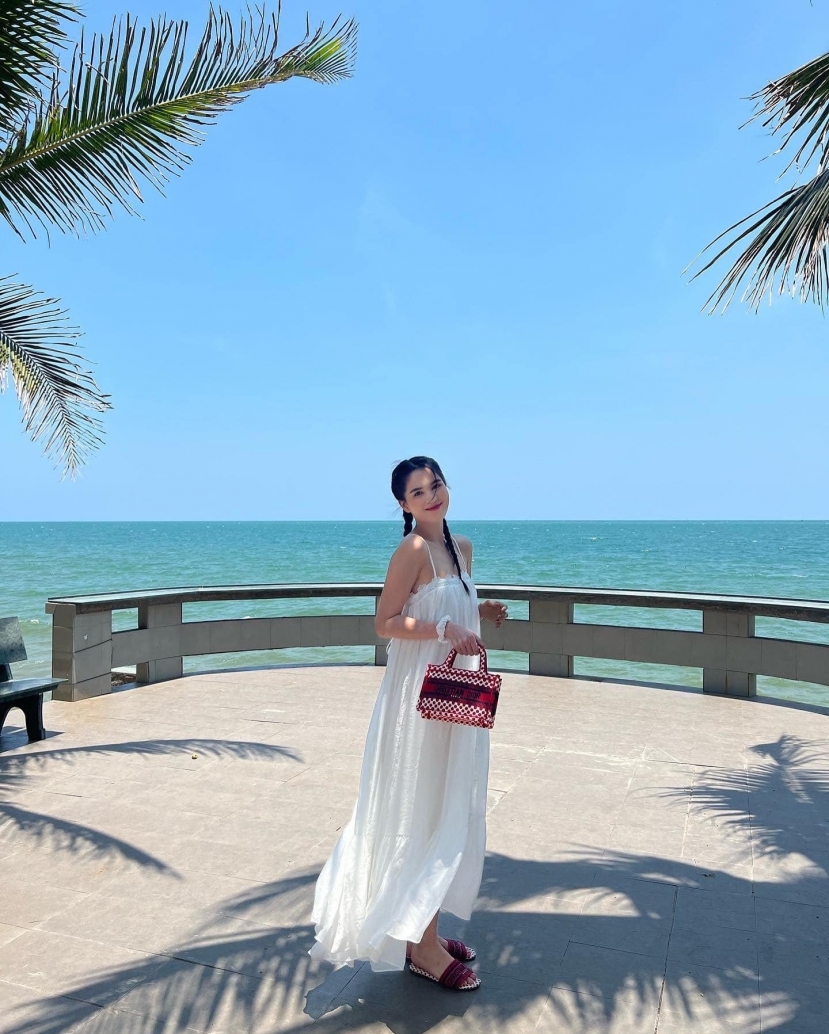 Thanh minh vụ dùng hàng fake còn bị khẩu nghiệp thêm, Ngọc Trinh khoe 'đi phơi nết' - Ảnh 3 Thanh minh vụ dùng hàng fake còn bị khẩu nghiệp thêm, Ngọc Trinh khoe 'đi phơi nết' - Ảnh 3