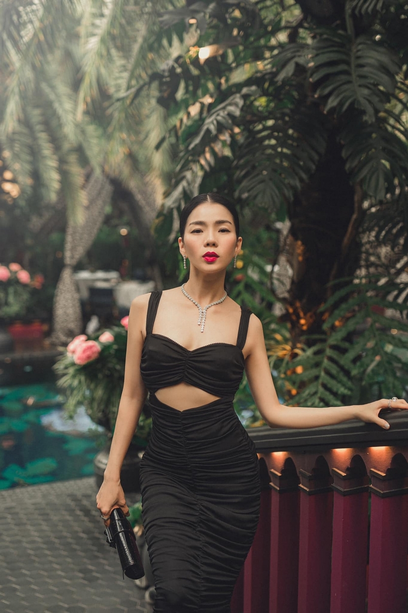 Lệ Quyên 'làm loạn' mạng xã hội với bộ ảnh chào hè cực bốc lửa - Ảnh 5 Lệ Quyên 'làm loạn' mạng xã hội với bộ ảnh chào hè cực bốc lửa - Ảnh 5