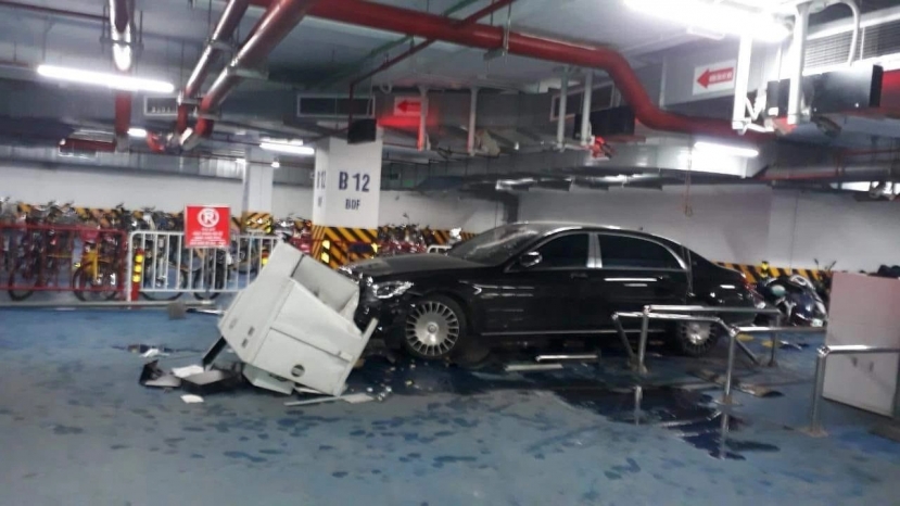 'Xế sang chủ tịch' Mercedes Maybach 'khoắng' loạt xe máy trong hầm khiến 1 người bị thương - Ảnh 1 'Xế sang chủ tịch' Mercedes Maybach 'khoắng' loạt xe máy trong hầm khiến 1 người bị thương - Ảnh 1