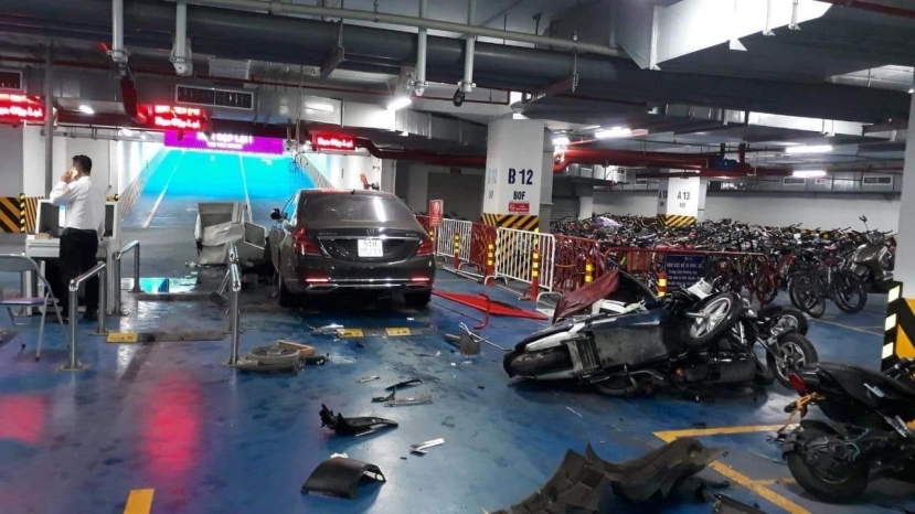 'Xế sang chủ tịch' Mercedes Maybach 'khoắng' loạt xe máy trong hầm khiến 1 người bị thương (Ảnh Tri thức trực tuyến) 'Xế sang chủ tịch' Mercedes Maybach 'khoắng' loạt xe máy trong hầm khiến 1 người bị thương (Ảnh Tri thức trực tuyến)