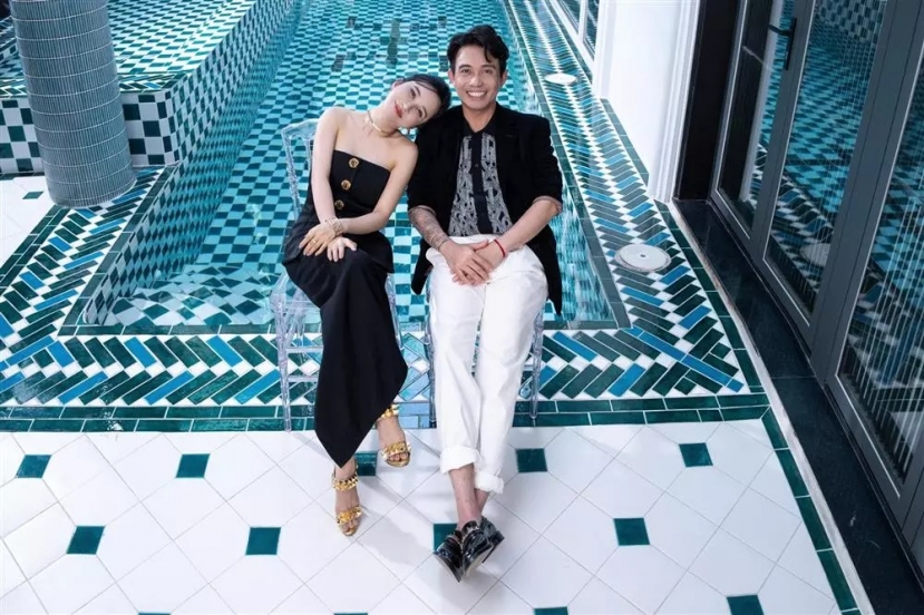 Vợ chồng đại gia Minh Nhựa thoải mái thả dáng bên hồ bơi nhà mới Vợ chồng đại gia Minh Nhựa thoải mái thả dáng bên hồ bơi nhà mới