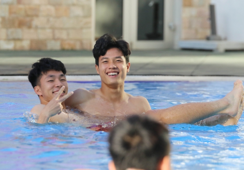 Lương Duy Cương bế đồng đội trong bể bơi Lương Duy Cương bế đồng đội trong bể bơi