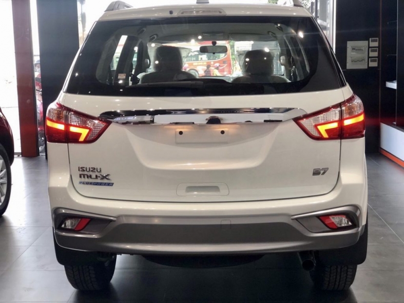 Isuzu mu-X giảm giá sâu, sẵn sàng thay thế Fortuner trên đường đua xe dịch vụ - Ảnh 2 Isuzu mu-X giảm giá sâu, sẵn sàng thay thế Fortuner trên đường đua xe dịch vụ - Ảnh 2