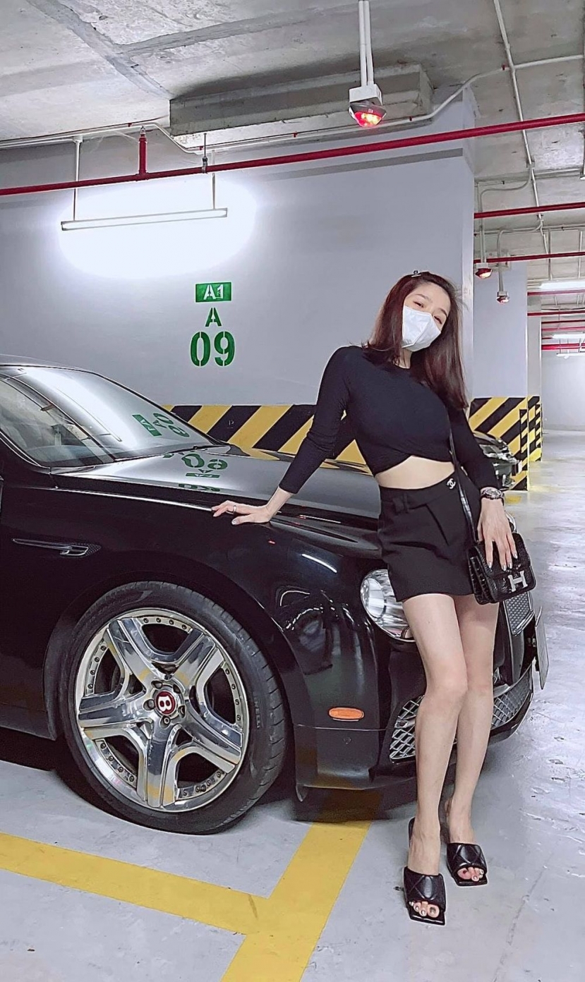 Showbiz hot 24h: Lệ Quyên ‘chiêu đãi’ dáng đứng khó đỡ; Lộ diện 'đứa con rơi' của Sơn Tùng - Ảnh 1 Showbiz hot 24h: Lệ Quyên ‘chiêu đãi’ dáng đứng khó đỡ; Lộ diện 'đứa con rơi' của Sơn Tùng - Ảnh 1