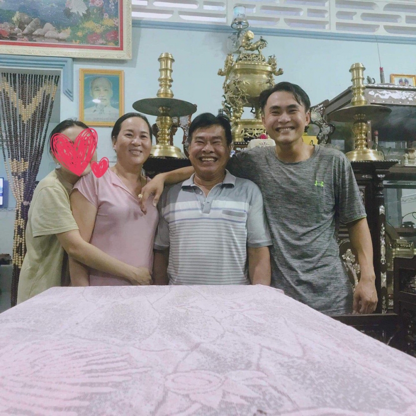 Trong cuộc sống, cha mẹ luôn vì con cái mà quên đi bản thân, với họ, con cái là 'tài sản' đáng quý nhất cuộc đời. Ảnh: FB Trong cuộc sống, cha mẹ luôn vì con cái mà quên đi bản thân, với họ, con cái là 'tài sản' đáng quý nhất cuộc đời. Ảnh: FB