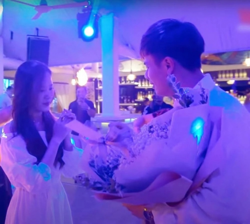 Showbiz 24h: Lý do Son Ye Jin và Hyun Bin chưa thể kết hôn, Ngọc Trinh nói về chiếc gương 'giá khủng' - Ảnh 1 Showbiz 24h: Lý do Son Ye Jin và Hyun Bin chưa thể kết hôn, Ngọc Trinh nói về chiếc gương 'giá khủng' - Ảnh 1