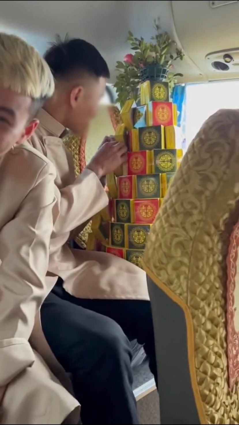 Đi bê tráp ‘ăn vụng’ cả đồ lễ, dàn lễ bị chỉ trích thậm tệ Đi bê tráp ‘ăn vụng’ cả đồ lễ, dàn lễ bị chỉ trích thậm tệ