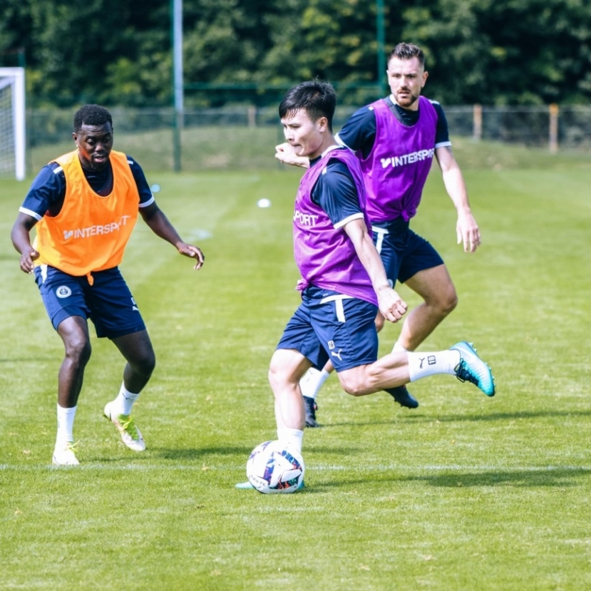 Quang Hải hòa nhập rất nhanh trong màu áo Pau FC. Ảnh: Internet Quang Hải hòa nhập rất nhanh trong màu áo Pau FC. Ảnh: Internet