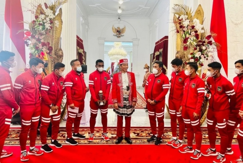 U16 Indonesia nhận thưởng lớn từ Tổng thống Joko Widodo. Ảnh: Internet U16 Indonesia nhận thưởng lớn từ Tổng thống Joko Widodo. Ảnh: Internet