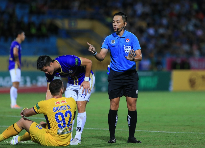 Trọng tài FIFA - Ngô Duy Lân tái xuất tại vòng 15 V-League trong vai trò mới. Ảnh: VnExpress Trọng tài FIFA - Ngô Duy Lân tái xuất tại vòng 15 V-League trong vai trò mới. Ảnh: VnExpress