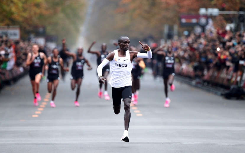 Eliud Kipchoge tự phá kỷ lục thế giới tới 30 giây. Ảnh: Internet Eliud Kipchoge tự phá kỷ lục thế giới tới 30 giây. Ảnh: Internet