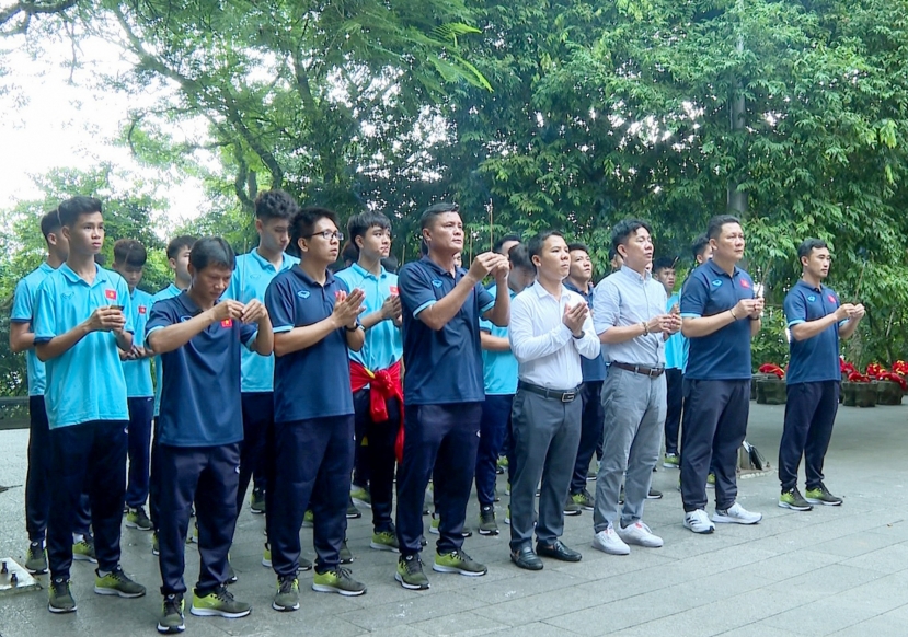 Trước thềm vòng loại U17 châu Á 2023, U17 Việt Nam có hoạt động đầy ý nghĩa. Ảnh: VFF Trước thềm vòng loại U17 châu Á 2023, U17 Việt Nam có hoạt động đầy ý nghĩa. Ảnh: VFF