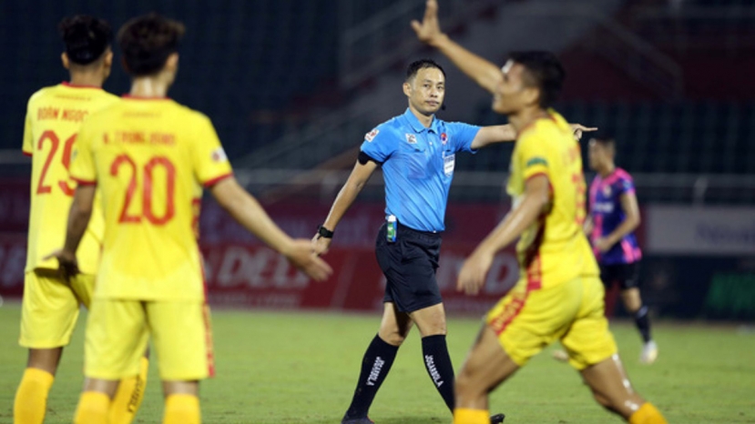 Trọng tài FIFA Ngô Duy Lân lại mắc lỗi ở vòng 18 V-League 2022. Ảnh: Internet Trọng tài FIFA Ngô Duy Lân lại mắc lỗi ở vòng 18 V-League 2022. Ảnh: Internet
