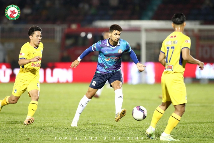 Tiền vệ Hendrio thi đấu nổi bật ở trận gặp HAGL. Ảnh: CLB Bình Định Tiền vệ Hendrio thi đấu nổi bật ở trận gặp HAGL. Ảnh: CLB Bình Định