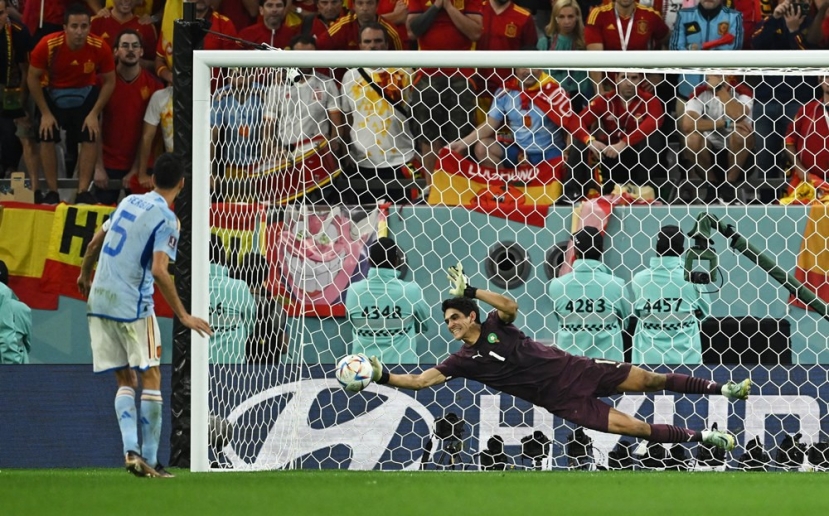 Thủ môn Yassine Bounou cản phá thành công quả 11m của Busquets. Ảnh: Internet Thủ môn Yassine Bounou cản phá thành công quả 11m của Busquets. Ảnh: Internet
