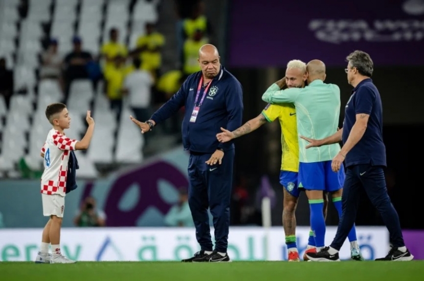 Con trai Perisic có hành động đặc biệt với Neymar. Ảnh: Internet Con trai Perisic có hành động đặc biệt với Neymar. Ảnh: Internet
