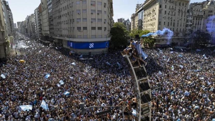 ẢNH: Hàng triệu người Argentina bất chấp nguy hiểm, đổ ra đường ăn mừng chức vô địch World Cup - Ảnh 7 ẢNH: Hàng triệu người Argentina bất chấp nguy hiểm, đổ ra đường ăn mừng chức vô địch World Cup - Ảnh 7