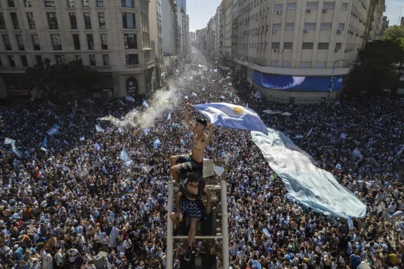 Người Argentina bất chấp nguy hiểm, đổ ra đường ăn mừng chức vô địch World Cup. Ảnh: Internet Người Argentina bất chấp nguy hiểm, đổ ra đường ăn mừng chức vô địch World Cup. Ảnh: Internet