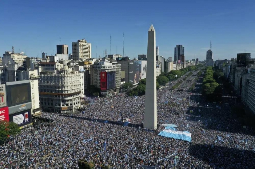ẢNH: Hàng triệu người Argentina bất chấp nguy hiểm, đổ ra đường ăn mừng chức vô địch World Cup - Ảnh 3 ẢNH: Hàng triệu người Argentina bất chấp nguy hiểm, đổ ra đường ăn mừng chức vô địch World Cup - Ảnh 3