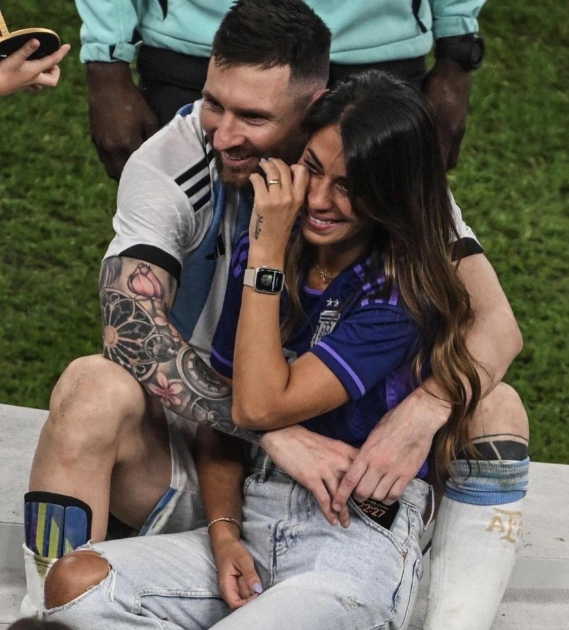Khoảnh khắc Messi 'khóa môi' bà xã khiến bao con tim tan chảy - Ảnh 4 Khoảnh khắc Messi 'khóa môi' bà xã khiến bao con tim tan chảy - Ảnh 4