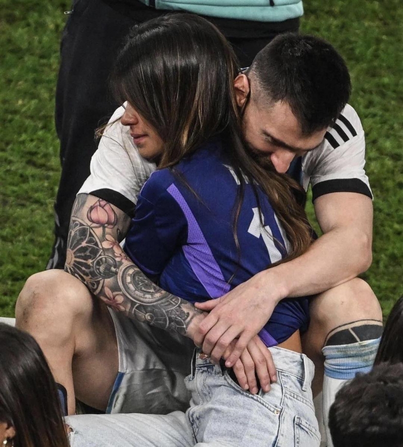 Khoảnh khắc Messi 'khóa môi' bà xã khiến bao con tim tan chảy - Ảnh 3 Khoảnh khắc Messi 'khóa môi' bà xã khiến bao con tim tan chảy - Ảnh 3