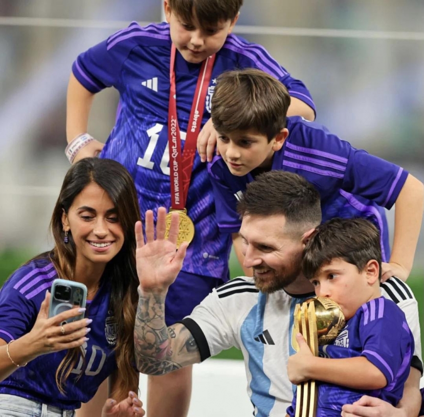 Khoảnh khắc Messi 'khóa môi' bà xã khiến bao con tim tan chảy - Ảnh 2 Khoảnh khắc Messi 'khóa môi' bà xã khiến bao con tim tan chảy - Ảnh 2