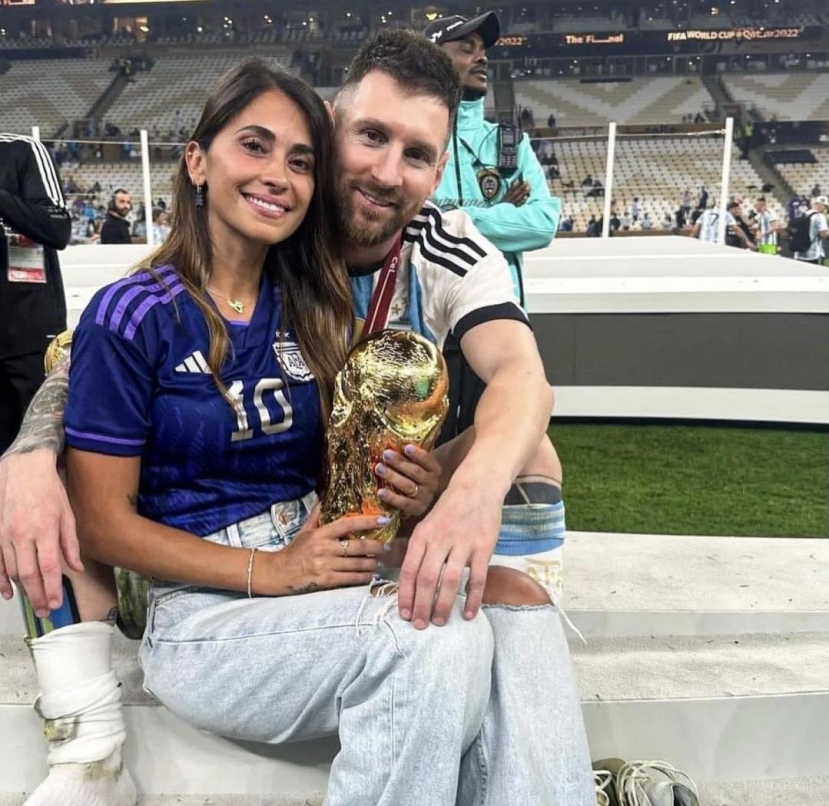 Khoảnh khắc Messi 'khóa môi' bà xã khiến bao con tim tan chảy - Ảnh 5 Khoảnh khắc Messi 'khóa môi' bà xã khiến bao con tim tan chảy - Ảnh 5