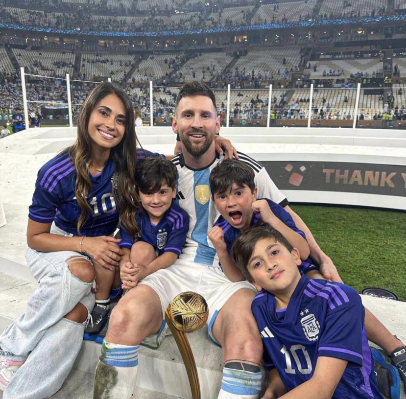 Khoảnh khắc Messi 'khóa môi' bà xã khiến bao con tim tan chảy - Ảnh 1 Khoảnh khắc Messi 'khóa môi' bà xã khiến bao con tim tan chảy - Ảnh 1