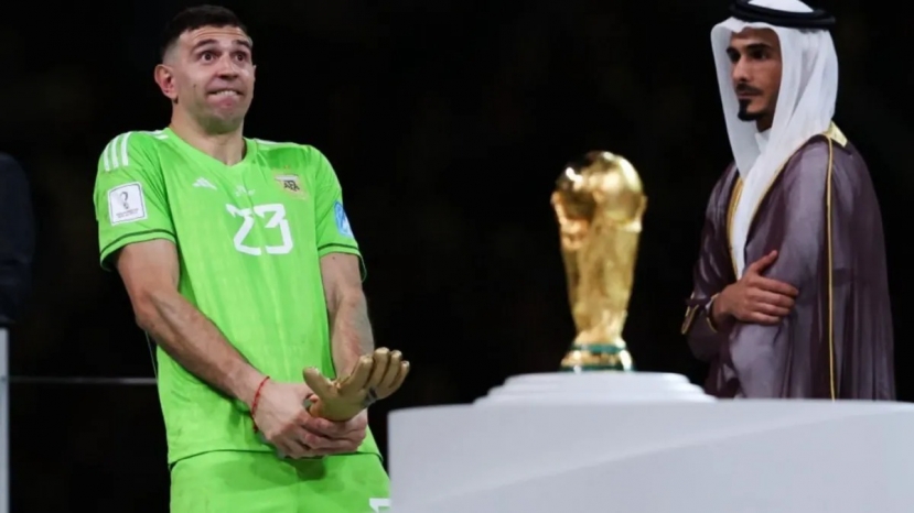 Thủ môn Argentina ăn mừng phản cảm sau chức vô địch World Cup 2022. Ảnh: Internet Thủ môn Argentina ăn mừng phản cảm sau chức vô địch World Cup 2022. Ảnh: Internet