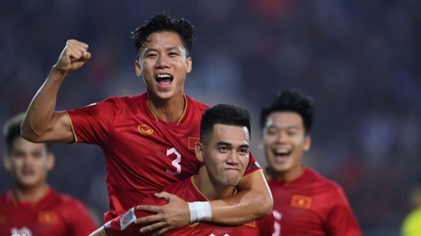 Ông Kim Pan Gon chúc mừng ĐT Việt Nam, HLV Park Hang-seo nói gì về tấm thẻ đỏ của Văn Toàn? - Ảnh 1 Ông Kim Pan Gon chúc mừng ĐT Việt Nam, HLV Park Hang-seo nói gì về tấm thẻ đỏ của Văn Toàn? - Ảnh 1